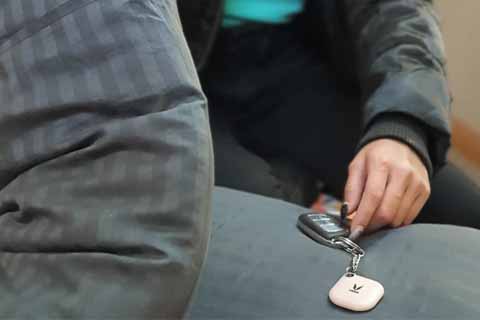 How to Use a Bluetooth Tracker to Find Your Car Keys?